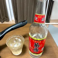 今日の晩ご飯⑤  勿論、泡盛もいただきます。宮古島の「菊の露」です。初めて飲みます。| なびさん