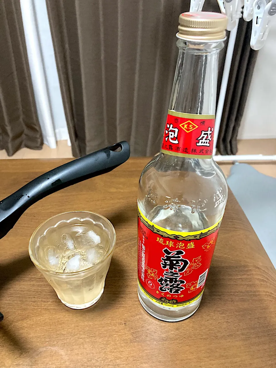 今日の晩ご飯⑤  勿論、泡盛もいただきます。宮古島の「菊の露」です。初めて飲みます。|なびさん