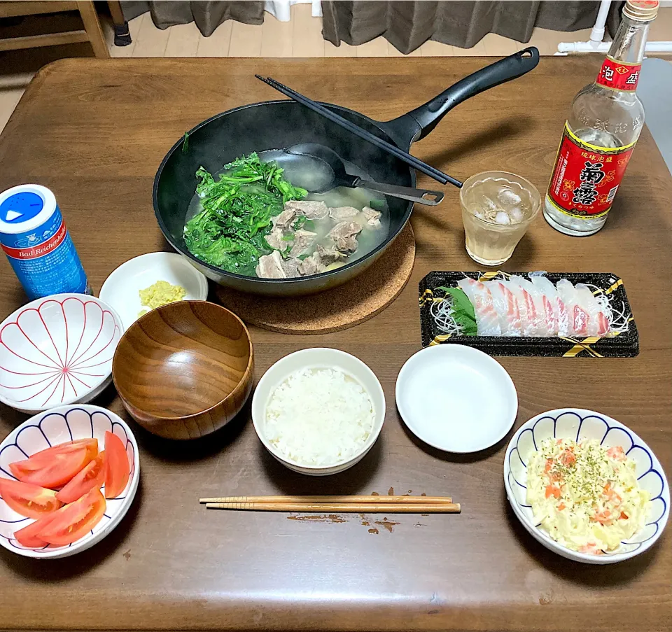 今日の晩ご飯⑥  沖縄まつり　ヒージャー汁（ヤギ汁）、マース（塩）でいただく鯛の刺身、人参グラッセ入りポテサラ、トマトサラダ、泡盛「菊の露」ロックをいただきまーす😋＆かんぱーい🫗|なびさん