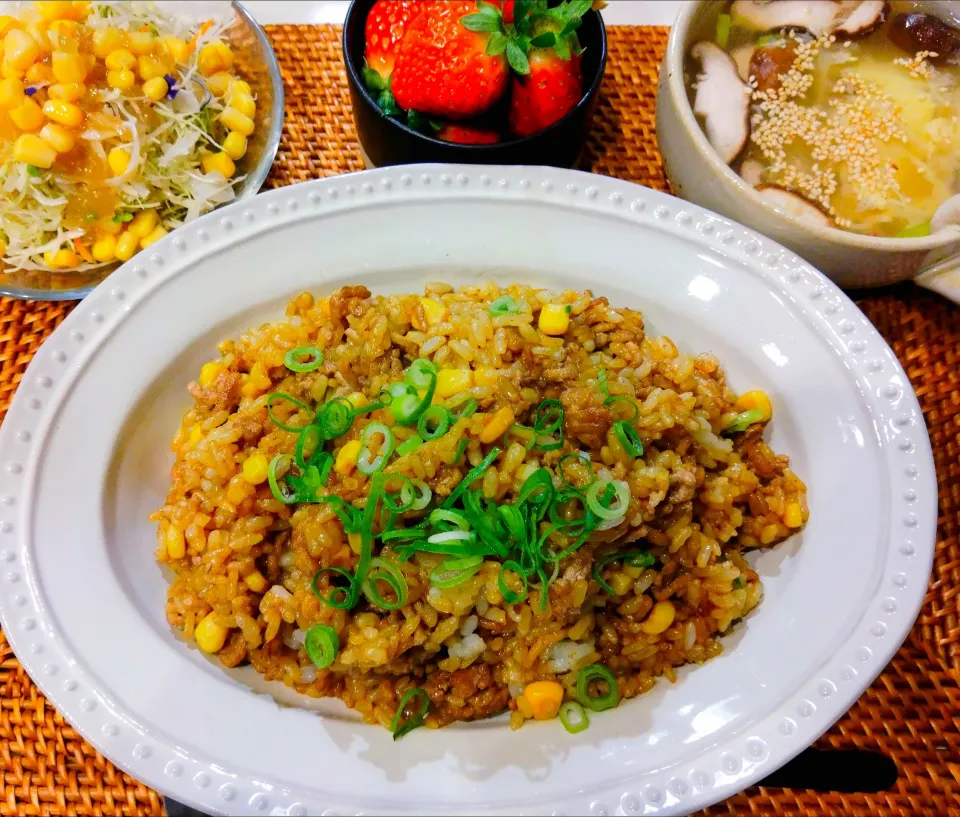 ガーリックペッパーライス、コーンサラダ、椎茸と玉子のスープ、いちご🍓|samさん