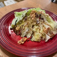 キャベツをオリーブオイルとニンニクとアンチョビで焼いたん|いがをさん