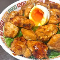 鶏胸肉とレタスのゆで卵生姜焼き丼|ちゃびさん