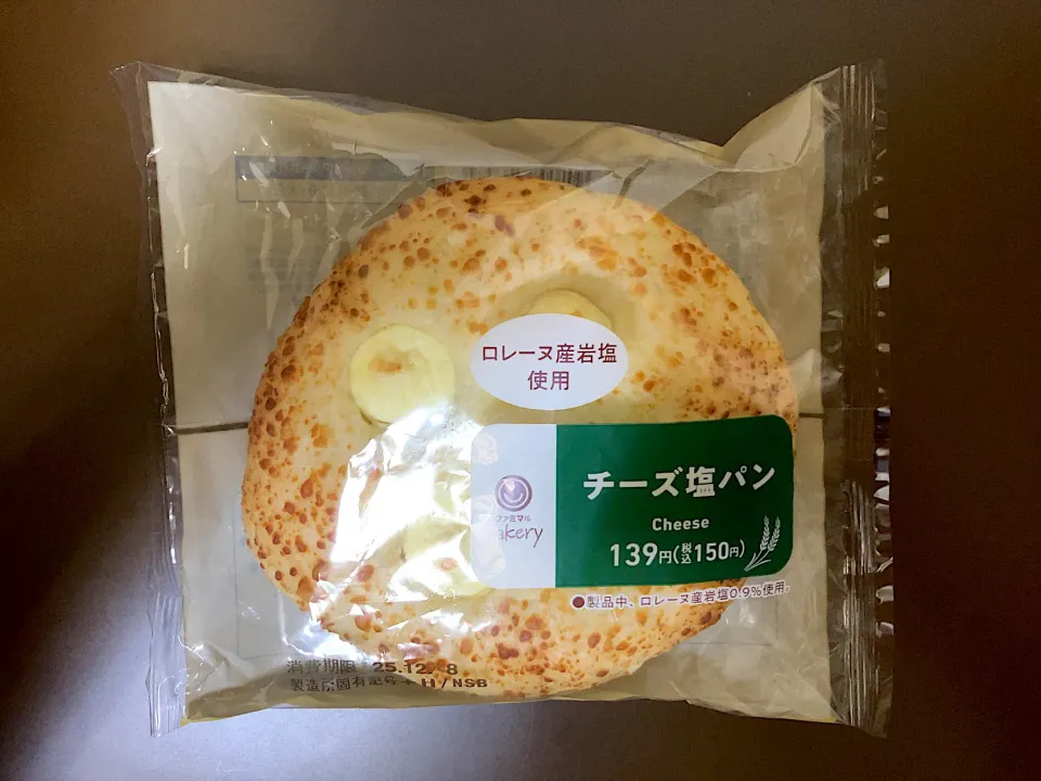 ファミリーマート チーズ塩パン|ばーさんさん