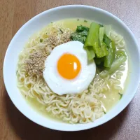 塩ラーメンに、小松菜と卵をトッピング|ナナさん