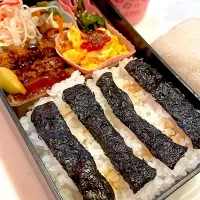 おっさん弁当　ピーマンしりしり　俺のチンピラ　サラダ　とんかつ　スクランブル　汁　おにぎり|ひげおやじさん