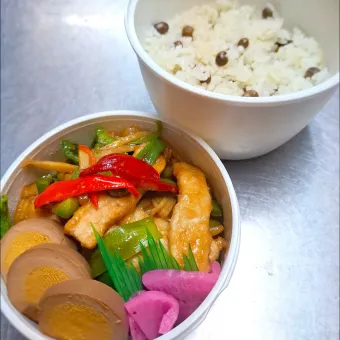 Snapdishの人気料理写真:🫑青椒肉絲とむかごご飯弁当🍱