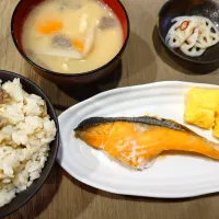 鶏牛蒡ご飯と焼き鮭と豚汁| 伊藤央さん