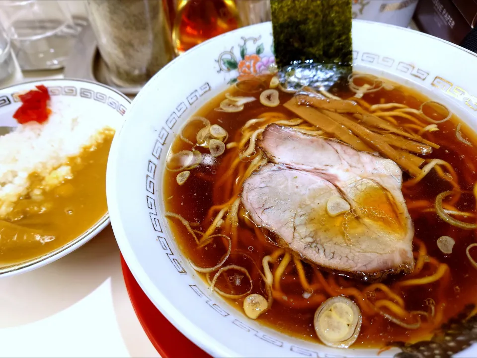 【2025年4月開業】 
【荻窪の本店は1949年創業】 
【完全キャッシュレス対応】 
荻窪中華そば 春木屋 恵比寿店 
中華そば (950円) 
＋ミニ春木屋昭和カレー (380円) @恵比寿1分 
(JR渋谷駅から徒歩18分)
25329
〈醤162塩54噌󠄀23タ11昆9出15 F18冷27混5つ3焼1ポ1〉|大脇さん