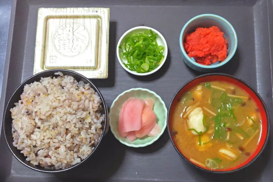 とある日の朝ごはん（十五穀ごはんに辛子明太子、納豆、ヒガンフグと山えのきのみそ汁、岩下の新生姜）|Mars＠釜飯作り研究中さん