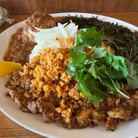 ドライチキン🐔と極辛キーマクラシックのりだくのあいがけ🔥🌶️🐔🍛味玉トッピング🥚ピクルスマシマシ🥒|buhizouさん