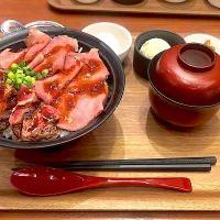 ローストビーフとハンバーグ　YOSHIMI ローストビーフとステーキ丼|べねねまるさん