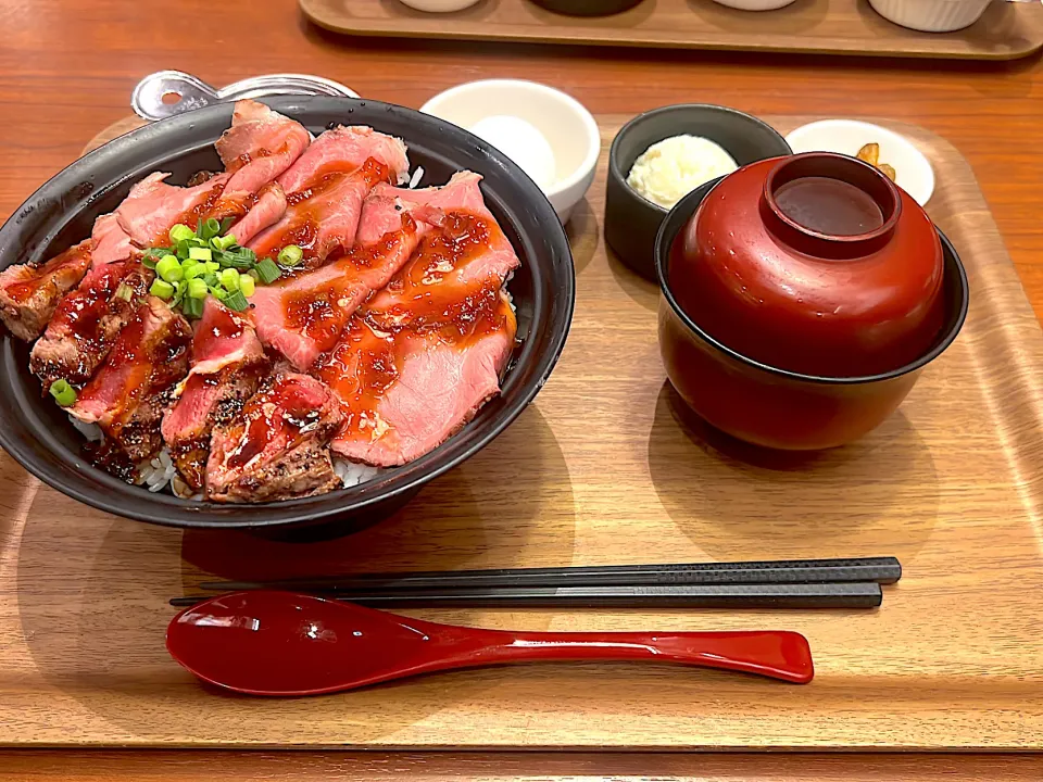 ローストビーフとハンバーグ　YOSHIMI ローストビーフとステーキ丼|べねねまるさん