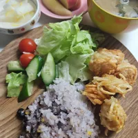 ☆夕飯☆じゃがいも唐揚げ、サラダ、雑穀米、味噌汁、ゆず大根、リンゴ、洋梨|ｼｮｺﾗさん