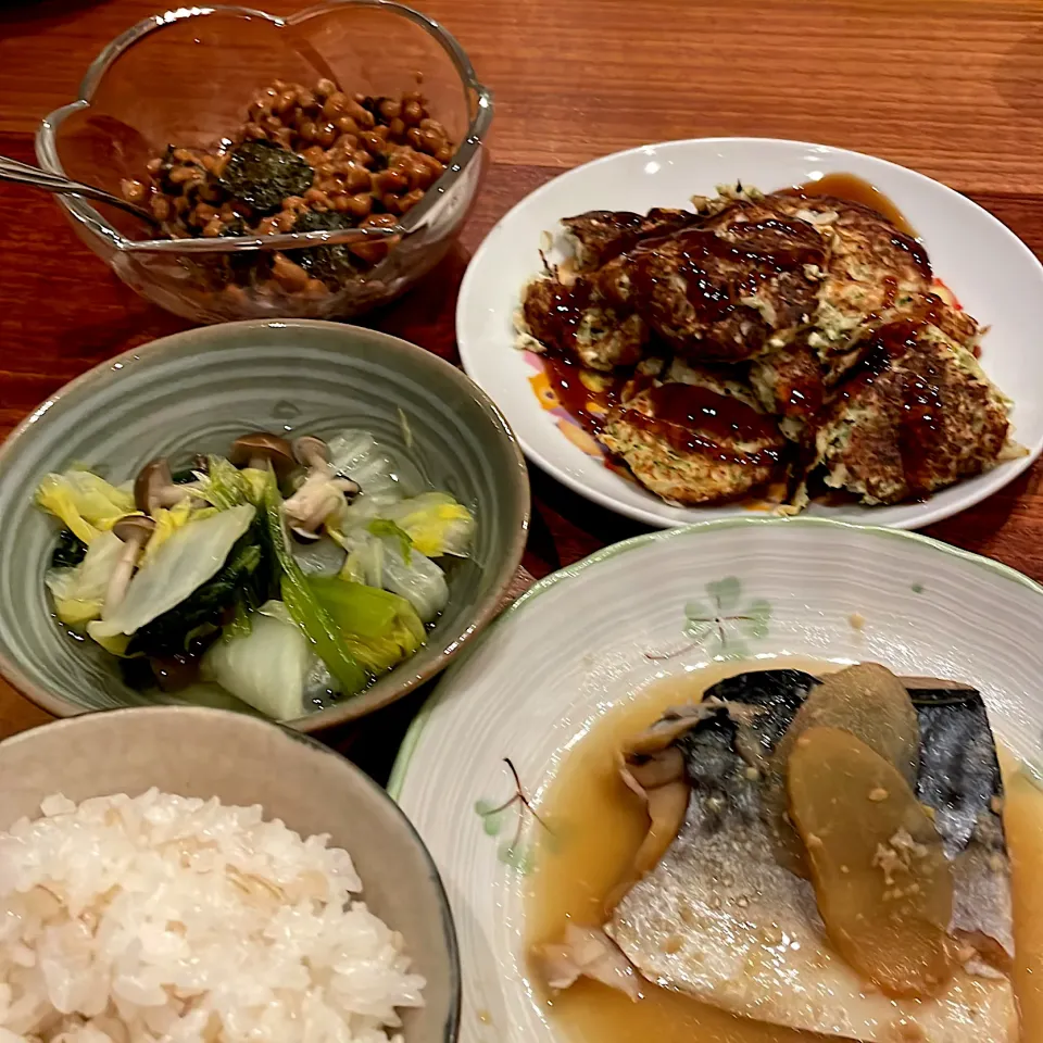 鯖の味噌煮　野菜の煮浸し　おやき　納豆|とゆあさん