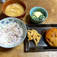 つくねの照り焼き・蓮根のきんぴら・ほうれん草と卵の胡麻和え・豚汁・雑穀米|ちびろ菌さん