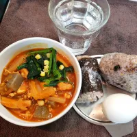 トマトガーリック鍋とレンチンおにぎり、ゆでたまご|もりぞうさん