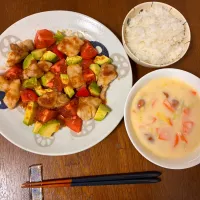 ✨トマトとアボカドともも肉のごま醤油 × 応援ごはんフェス！

Snapdishがおくる “みんなの応援ごはんフェスティバル” に参加〜！✨

今日は トマト×アボカド×鶏もも肉 を、ごま醤油でまとめた元気メニュー✨
ジューシー＆まろやかで、食べたらパワーわいてくるやつ
忙しい日でも|よらさん