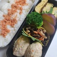 ☆高校生弁当☆玄米入りごはん、鮭、シラス卵焼き、さつまいもレモン煮、ひじき、ブロッコリー、つくね|ｼｮｺﾗさん