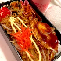 おっさん弁当　にんじんしりしり　俺のチンピラ　サラダ　焼きそば　揚げしゅうまい　目玉の親父　汁　おにぎり|ひげおやじさん
