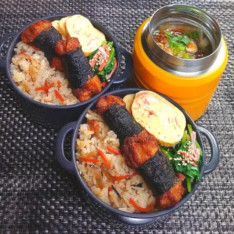 Snapdishの人気料理写真:母とムスコのラブラブおソロ♪肉団子ときのこの中華とろみスーブ＆混ぜごはん乗っけ弁当