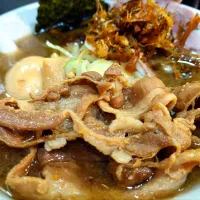 【TRYラーメン大賞2025-2026 
名店 塩部門16位/MIX部門6位】
【食べログ ラーメン TOKYO 
百名店 2021~2025 選出】 
一条流がんこラーメン総本家 
分家 四谷荒木町
先週木曜の鰯節SPの残ったスープに、土曜真ツブ貝12kgを加え、日曜北寄貝20kgを加え、残ったスープに定番食材を追った不純スープの100ラーメン (1順目ver、1,200円) 
―麺半分 (通常200g)
＋味玉 (がんこ/覆麺智/花木
共通メンバーカード提示で無料)
＋つけ玉 (100円)
@四谷三丁目4分 
(JR新宿駅から徒歩25分)
225330
〈醤162塩54噌󠄀23タ11昆9出16 F18冷27混5つ3焼1ポ1〉


