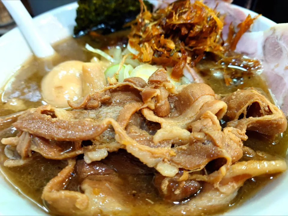 【TRYラーメン大賞2025-2026 
名店 塩部門16位/MIX部門6位】
【食べログ ラーメン TOKYO 
百名店 2021~2025 選出】 
一条流がんこラーメン総本家 
分家 四谷荒木町
先週木曜の鰯節SPの残ったスープに、土曜真ツブ貝12kgを加え、日曜北寄貝20kgを加え、残ったスープに定番食材を追った不純スープの100ラーメン (1順目ver、1,200円) 
―麺半分 (通常200g)
＋味玉 (がんこ/覆麺智/花木
共通メンバーカード提示で無料)
＋つけ玉 (100円)
@四谷三丁目4分 
(JR新宿駅から徒歩25分)
25330
〈醤162塩54噌󠄀23タ11昆9出16 F18冷27混5つ3焼1ポ1〉


|大脇さん