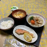 grandmaの晩ごはん☆ 今夜は鮭焼いて、根菜のごった煮
玉子入りお味噌汁で頂きます