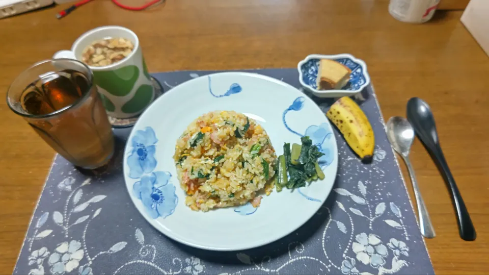 炒飯、野沢菜漬け、ふえるわかめちゃん(ナムル風味,うま塩)&フライドレッドオニオン&フライドガーリック&乾燥スライスにんにく入りタマネギスープ、六条麦茶、バウムクーヘン、バナナ(昼飯)|enarinさん