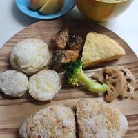 ☆夕飯☆鯵の甘酢、オムレツ、さつまいも、じゃがいもフライ、ブロッコリー、オカカお握り、蓮根、南瓜とニラ味噌汁、リンゴ|ｼｮｺﾗさん