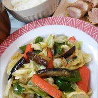 今夜は野菜炒めとマグロステーキ🌃🍴|hidetoさん