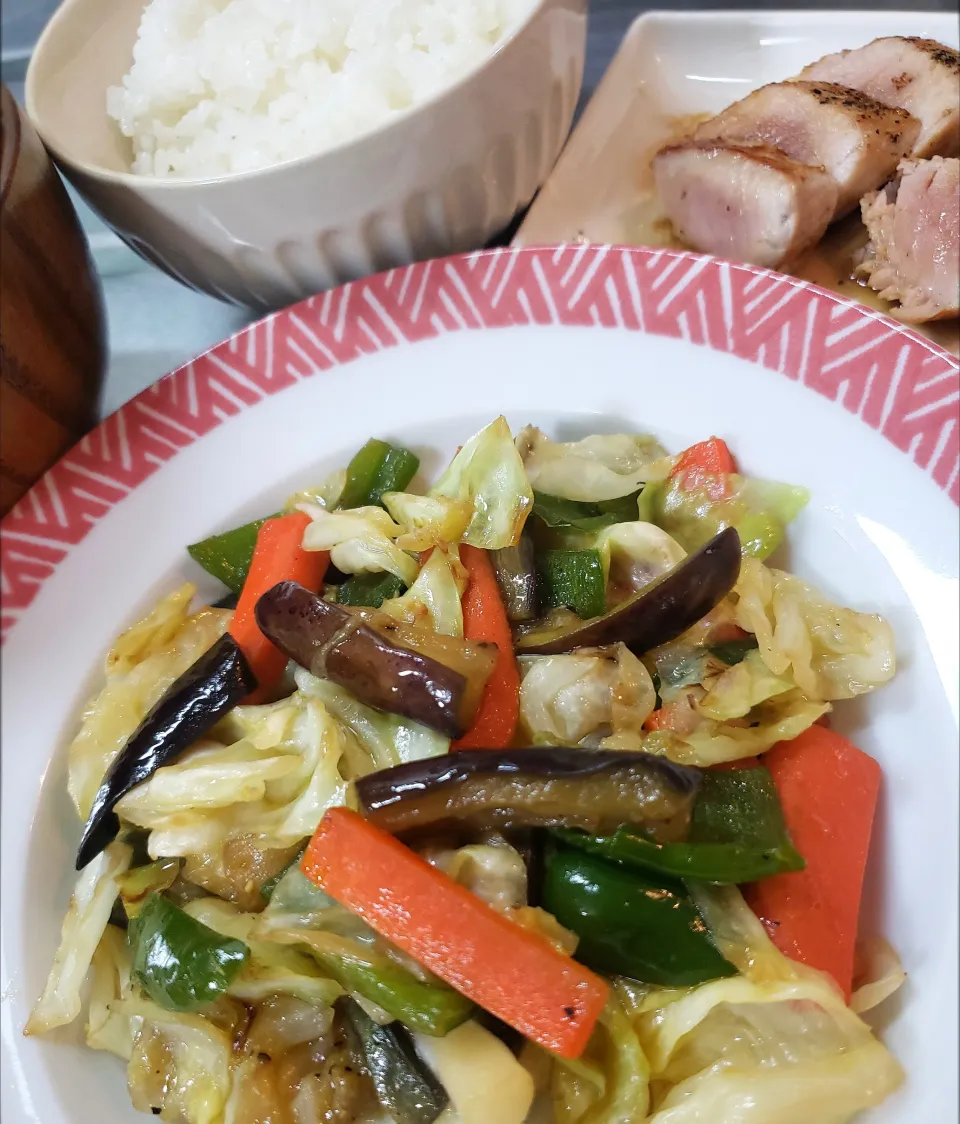 今夜は野菜炒めとマグロステーキ🌃🍴|hidetoさん