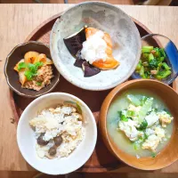 秋の夕御膳　焼き鮭と茄子のおろしポン酢　菜っ葉とベーコン炒め　キムチ胡麻油納豆　白菜のかき卵味噌汁|kazさん