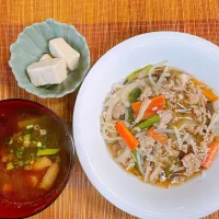 豚肉と野菜のあんかけ丼♡高野豆腐の煮物♡お味噌汁♡|まゆかさん
