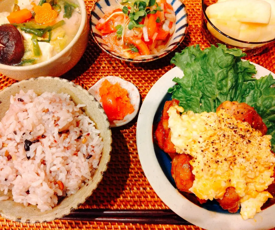 チキン南蛮、トマトと玉ねぎのサラダ、鶏白湯鍋、明太子、十六穀米、シナノスイート🍎|samさん