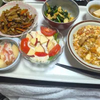 12/8（月）夕食。えび、ホタテ、カニカマと豆腐の中華風？炒め物。菊芋とにんじんのきんぴら。ほうれん草と玉子の炒め物。サラダ。生ハム洋梨。|へいちゃんさん