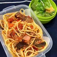 なすミートパスタ、サラダ|きらきらさん