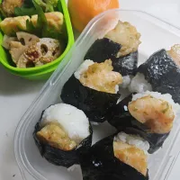 ☆高校生弁当☆天むす、卵焼き、ブロッコリー、蓮甘辛、じゃがいもフライ、さつまいもフライ、みかん|ｼｮｺﾗさん