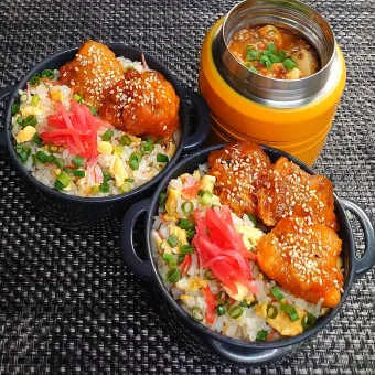 Snapdishの人気料理写真:母とムスコのラブラブおソロ♪かに玉炒飯＆麻婆豆腐弁当