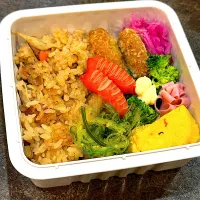 炊き込みご飯弁当¨̮♡︎|ミムリンさん