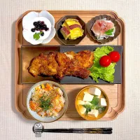 鮭と大葉の混ぜご飯と唐揚げの献立