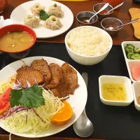 食いしん坊 しょうが焼き定食 &シュウマイ| Jhonny Yamashiroさん