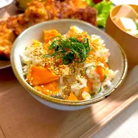 すずさんの料理 鮭と大葉の混ぜご飯と唐揚げの献立