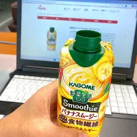 今日の昼ご飯　KAGOMEの「野菜生活100  バナナスムージー」　飲むヨーグルトにもちょっと飽きてきたので、今日はちょっと趣向を変えてバナナスムージーにしました|なびさん