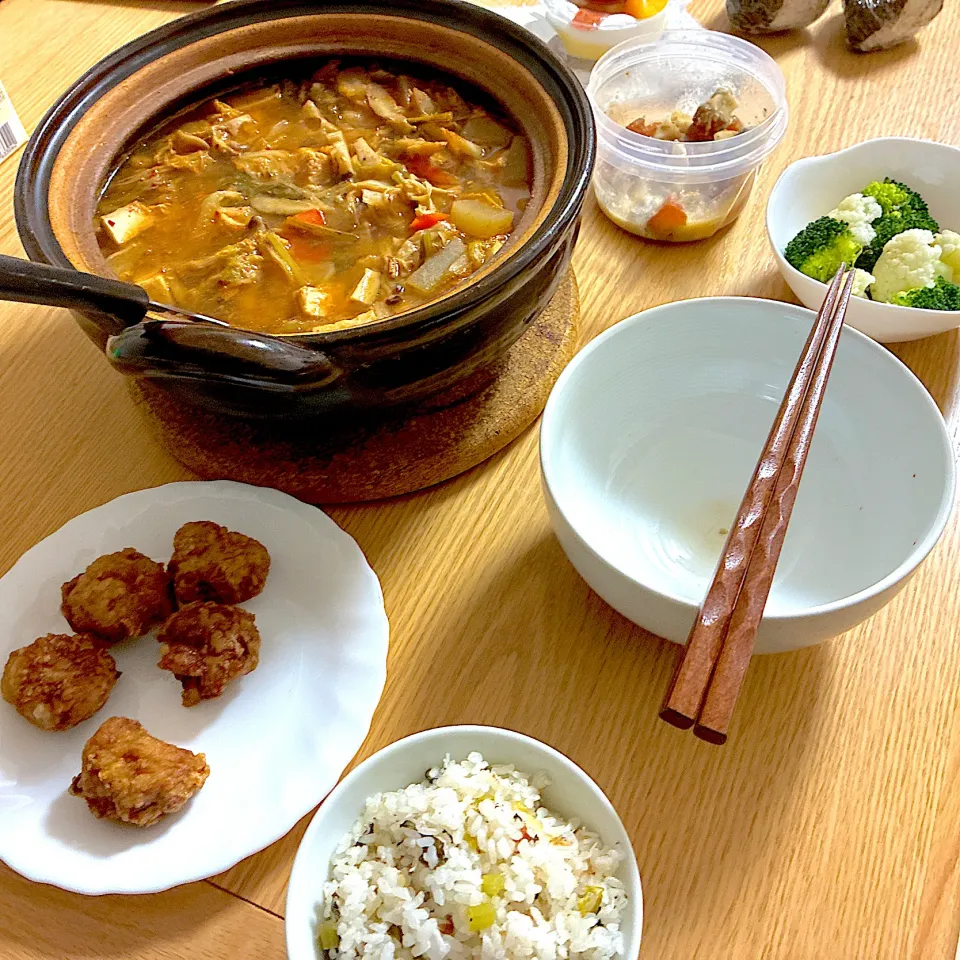 キムチ鍋、温野菜、鶏の唐揚げ、鮭と牛蒡の混ぜご飯、プリンアラモード。|くろーぶやんさん
