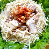 蒸し豚　もやし　大葉　キャベツキムチ|4jinoanataさん