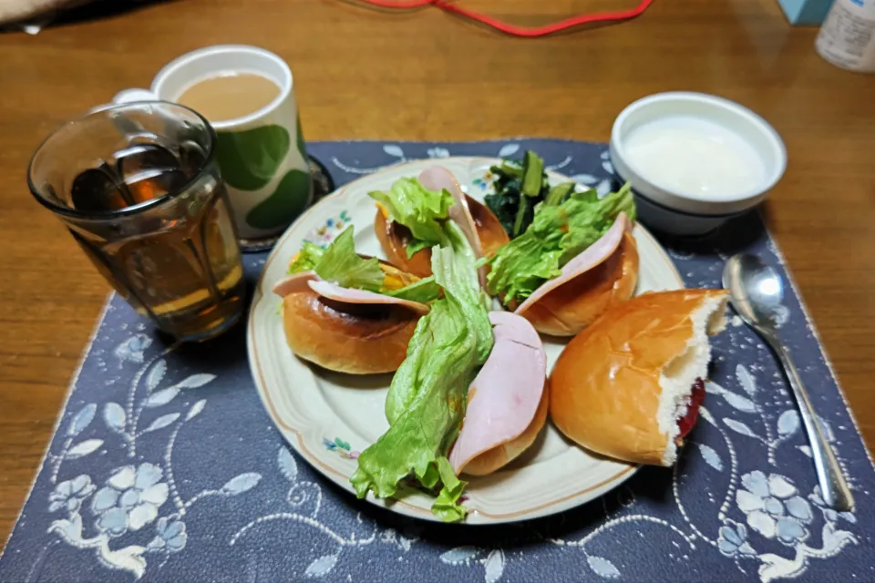 ロールパントーストサンドイッチ、ジャムパン、野沢菜漬け、ホットコーヒー、六条麦茶、ヨーグルト(朝ご飯)|enarinさん