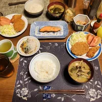 ご飯、コロッケ&イカフライ、トマト、千切りキャベツ、銀鮭塩焼、鰹のたたきのにんにく醤油漬け、ガーリックシュリンプ、味噌汁、沢庵、熱い日本茶、六条麦茶(昼飯)|enarinさん