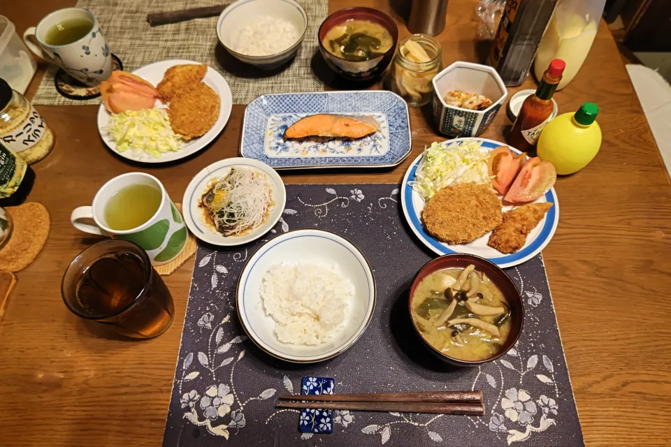 ご飯、コロッケ&イカフライ、トマト、千切りキャベツ、銀鮭塩焼、鰹のたたきのにんにく醤油漬け、ガーリックシュリンプ、味噌汁、沢庵、熱い日本茶、六条麦茶(昼飯)|enarinさん