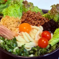 そぼろと旨辛煮ひじきぶっかけうどん| マニラ男さん