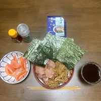 今日の晩ご飯　札幌 すみれ 醤油ラーメン・焼豚、めんま、海苔どっさりのせ|なびさん